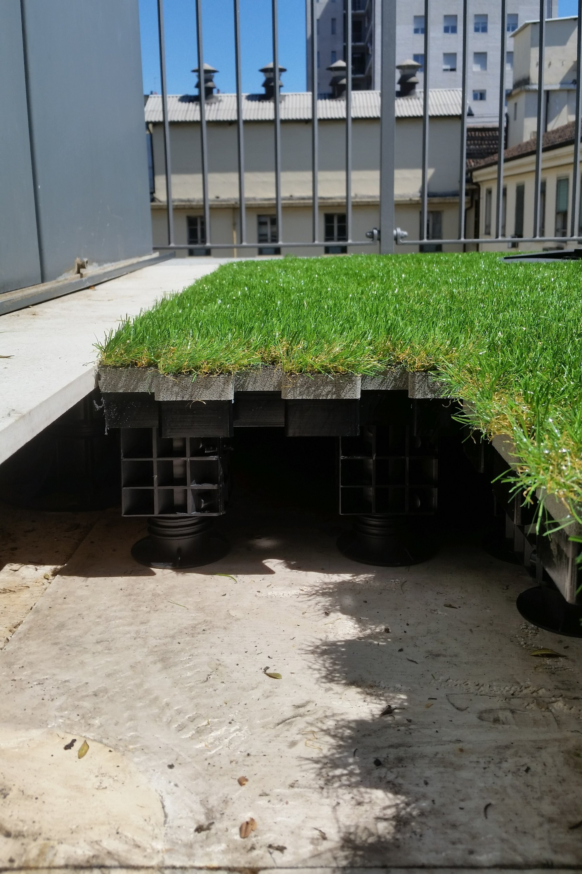 Modular Artificial Grass Tiles for Rooftops, Terrace and Balconies